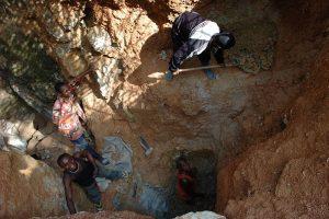 wolframite_mining_in_kailo2_drc